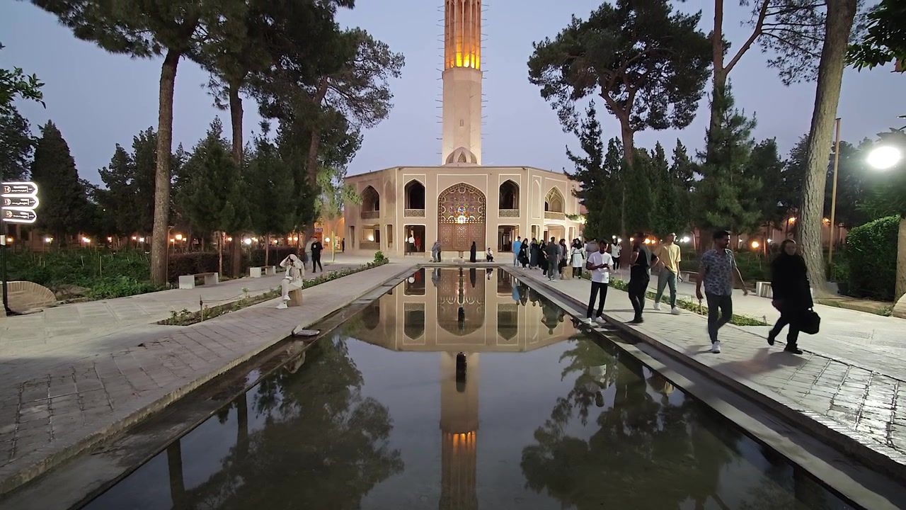 Pessoas Caminhando no Jardim Dowlat Abad ao Crepúsculo