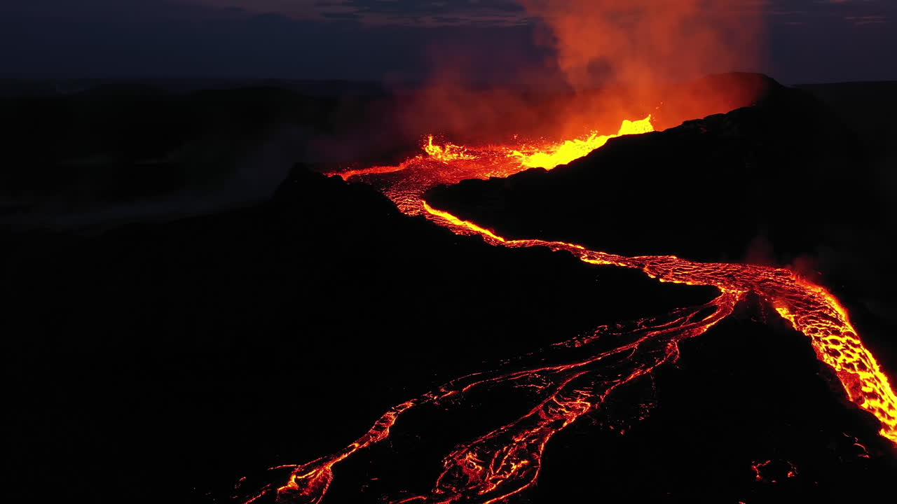 erupción del volcán por la noche