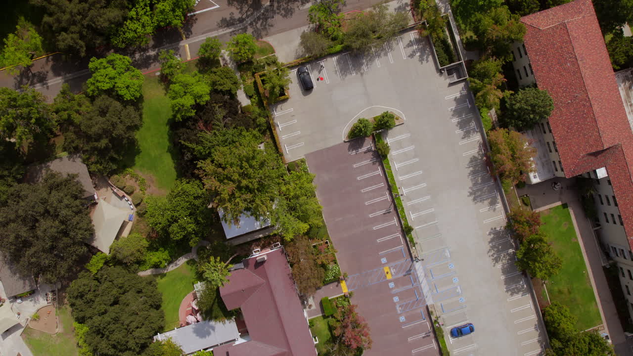 Vista aerea dall'alto di un parcheggio nel campus dell'Occidental College a Los Angeles, California