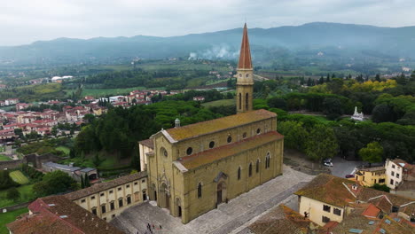 Mittelalterliche-Kathedrale-Auf-Einem-Hügel-Von-Arezzo,-Toskana,-Italien