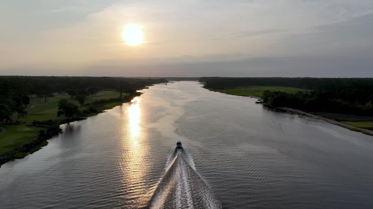 ⁇ 시 보트는 리틀 리버 sc, 사우스 캐롤라이나 근처의 내해안 수로를 따라 바다로 향합니다.