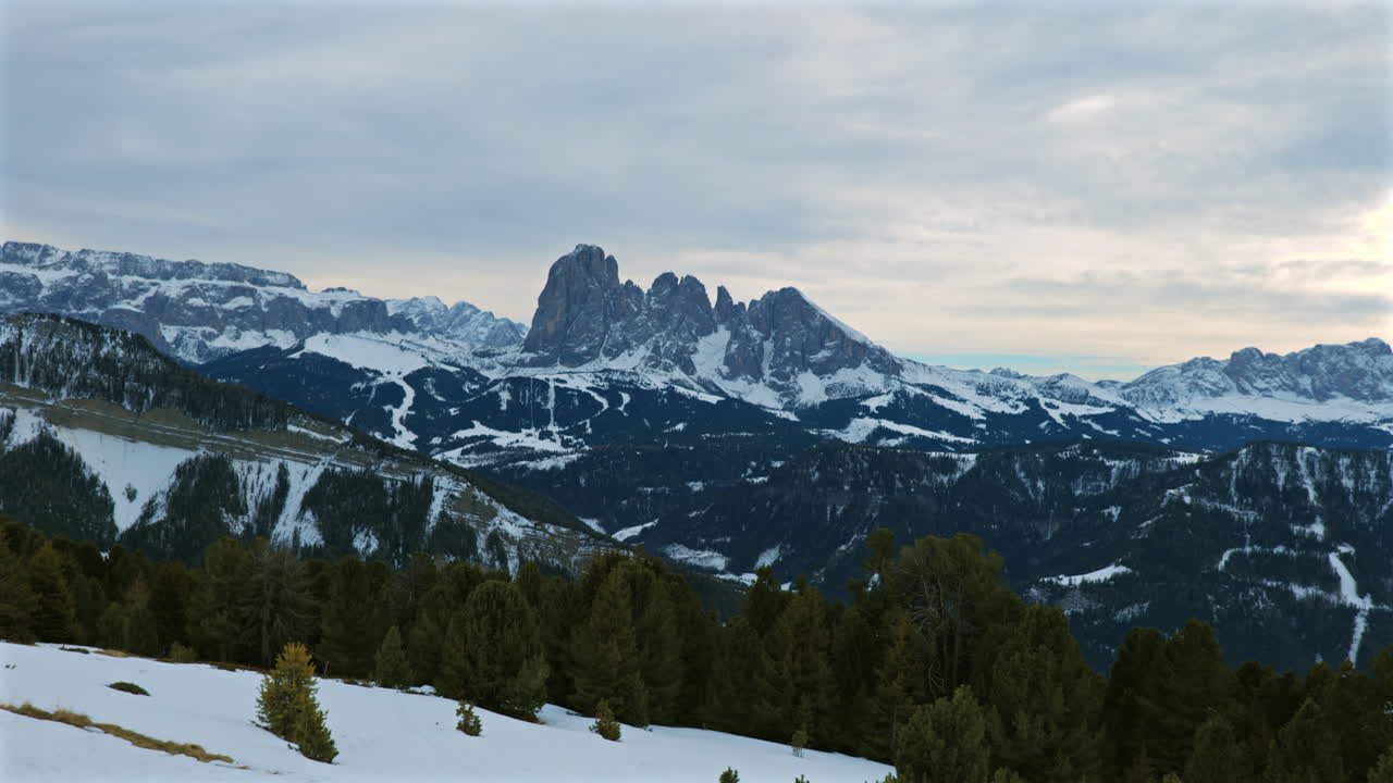 눈 인 경사와 울불한 소나무 숲이 있는 사소 룬고 산의 넓은 각도 겨울 풍경.