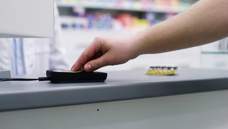 farmacéutico poniendo pastillas en el mostrador