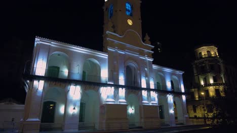 Edificio-Público-Colonial-Español-Del-Siglo-XVII-En-Excelente-Estado-De-Conservación-Por-La-Noche-Con-Luces-Decorativas