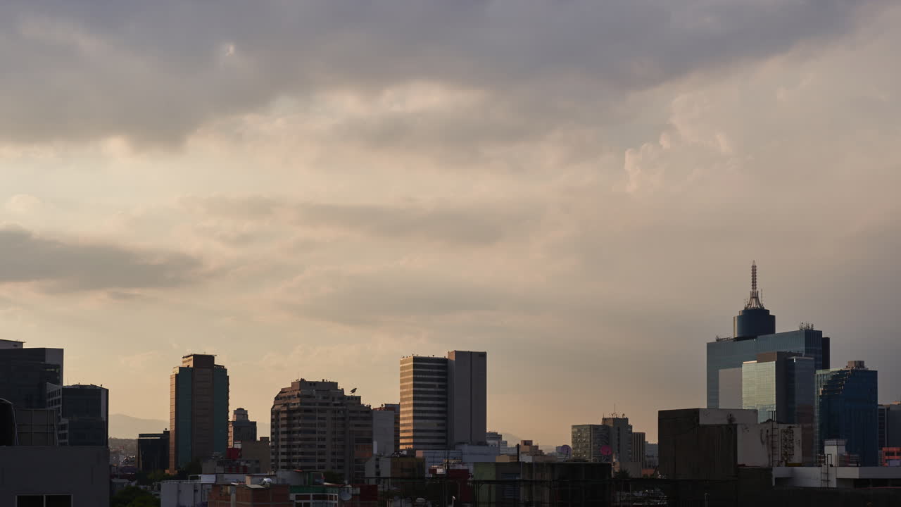 Nubes sobre rascacielos y el World Trade Center en la Ciudad de México, timelapse al atardecer