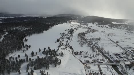 Luftaufnahme-Von-Pagosa-Springs,-Colorado,-USA-Und-Schneebedeckter-Landschaft-An-Einem-Kalten-Wintertag,-Drohnenaufnahme