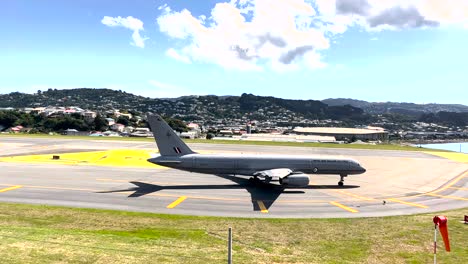 boeing de la fuerza aérea real de nueva zelanda rodando en el aeropuerto en un día soleado