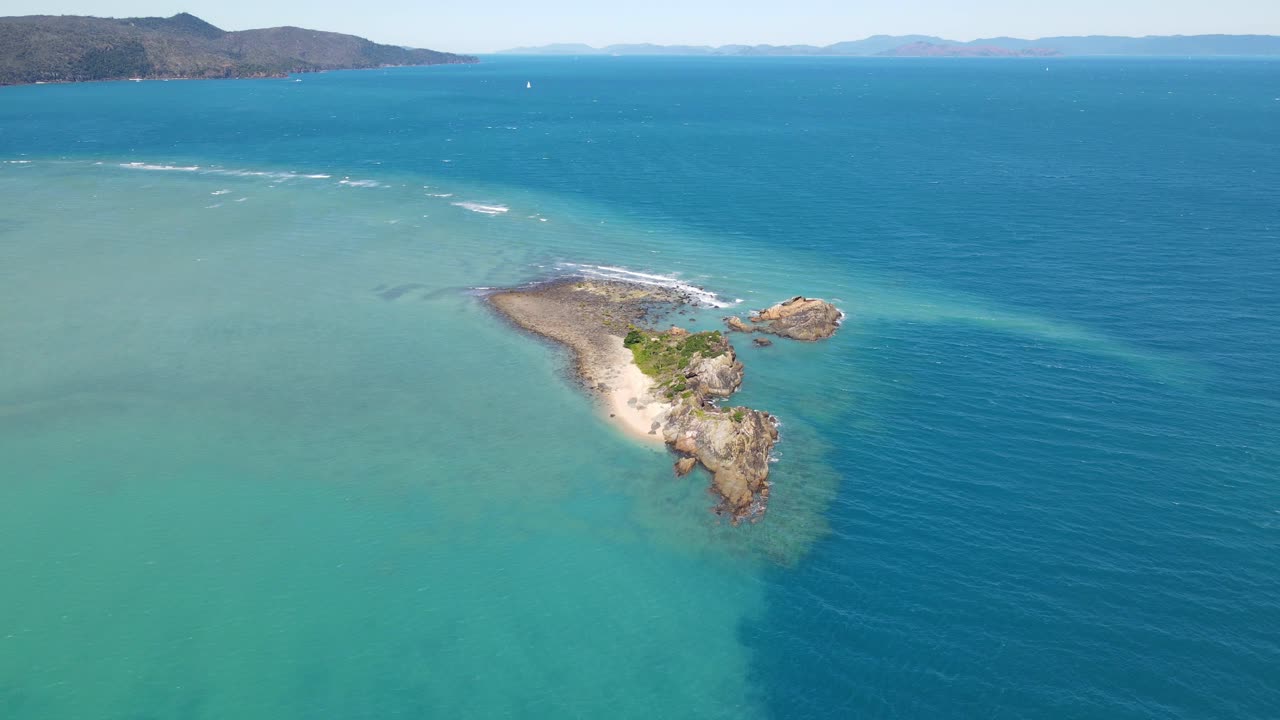 여름에 청록색 바다로 둘러싸인 langford 및 hayman 섬 근처의 조류 섬의 파노라마 - 호주 qld의 whitsunday 관광 명소