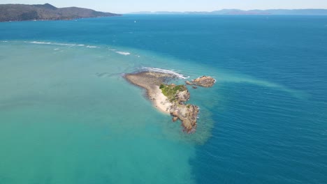 Panorama-De-La-Isla-De-Los-Pájaros-Cerca-De-Langford-Y-La-Isla-De-Hayman-Rodeada-Por-El-Mar-Azul-Turquesa-En-Verano---Atracción-Turística-En-Whitsunday-En-Qld,-Australia