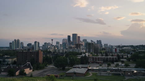 Timelapse-De-Los-Colores-Vivos-De-La-Ciudad-De-Un-Cálido-Atardecer-O-Amanecer-Calgary,-Alberta,-Canadá