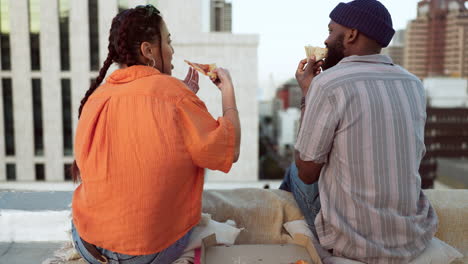 pareja, comiendo y pizza fecha en el edificio de la ciudad