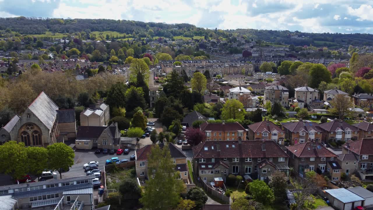 bathwick, antena del reino unido, seguimiento lateral a lo largo de una urbanización hacia el lado este de la ciudad de bath