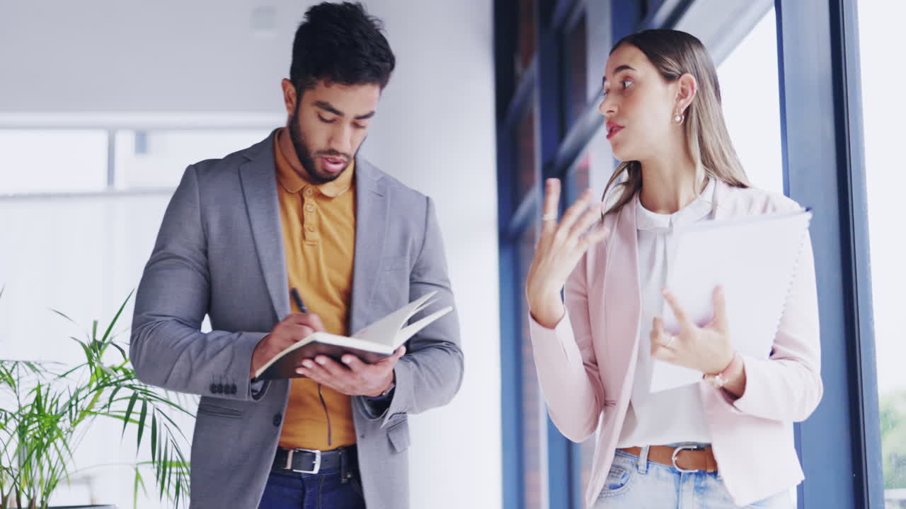 discusión, caminata y gente de negocios