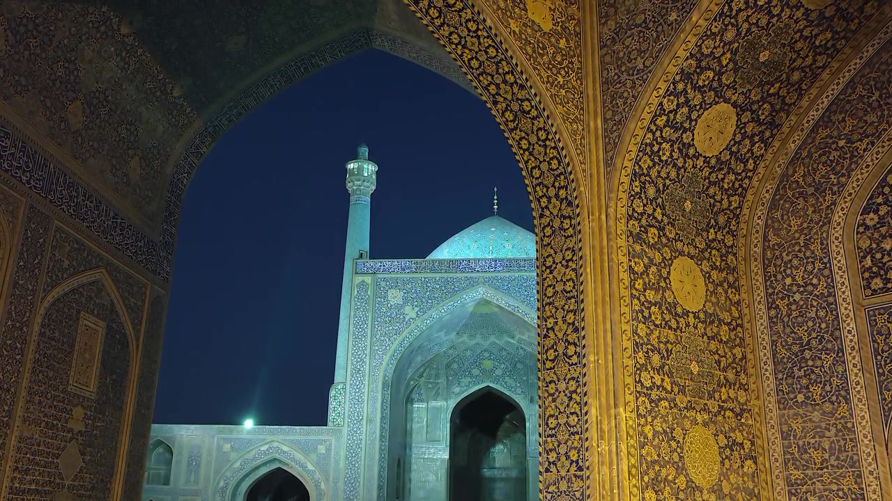Belyst moskékupol och minaret på natten i Isfahan