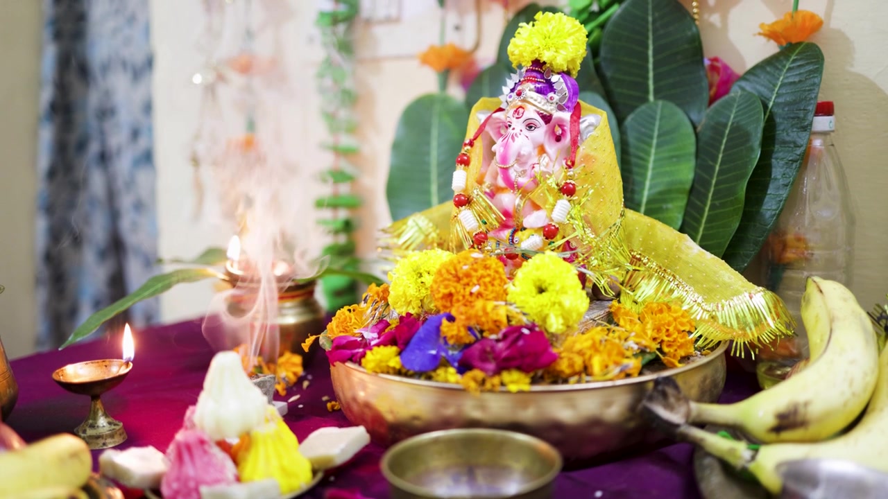 Lễ hội văn hóa Hindu với tượng thần Ganesha được trang trí và bàn thờ cầu nguyện nghi lễ