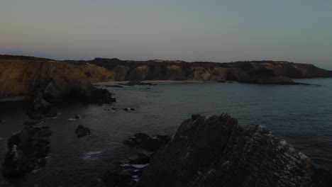 espectacular puesta de sol más allá de la escarpada órbita de la costa de portugal
