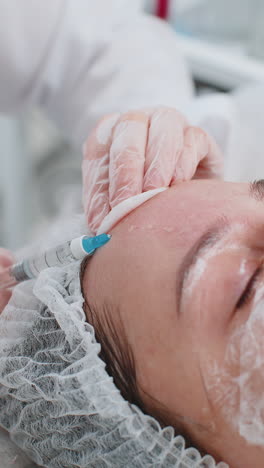 cosmetólogo haciendo mujer belleza inyecciones anti-envejecimiento biorevitalización cara frente mesoterapia