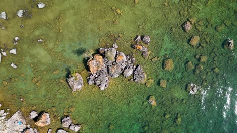 vista aérea de arriba hacia abajo de grandes rocas en la costa del lago huron