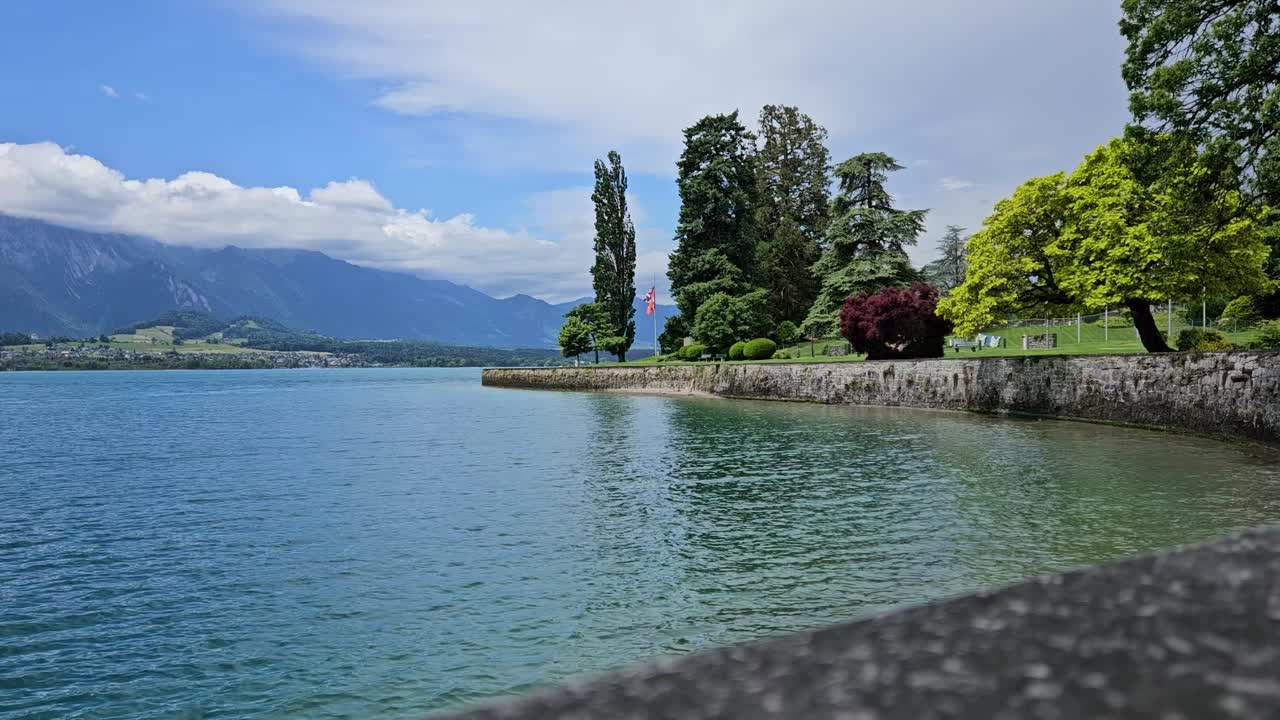 스위스의 배경에 보트와 산이 지나가는  호수의 시간 경과