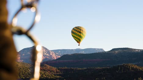 Vista-Desde-Un-Globo-Aerostático-De-Otro-Flotando-En-El-Cielo,-Sedona,-Arizona