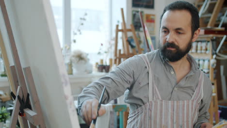artista pintando en un estudio