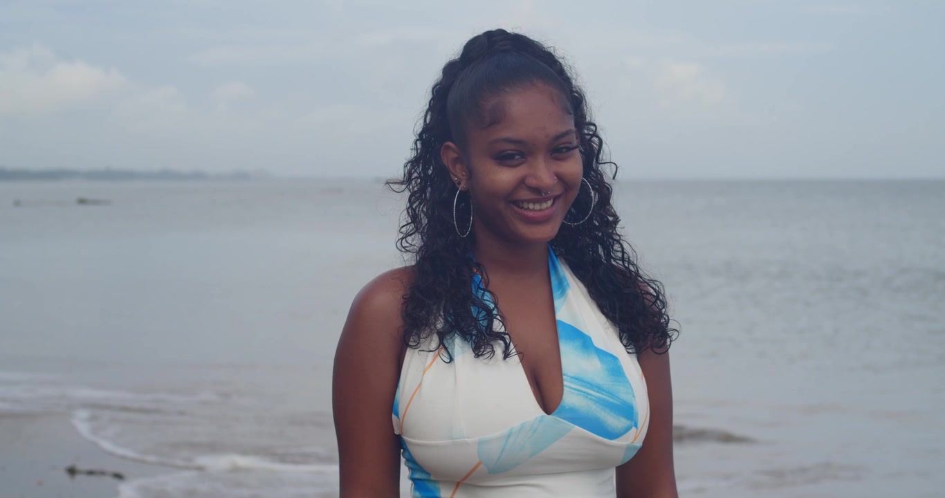 Soledad despreocupada: Mujer joven sentada en madera flotante de playa en un parque insular