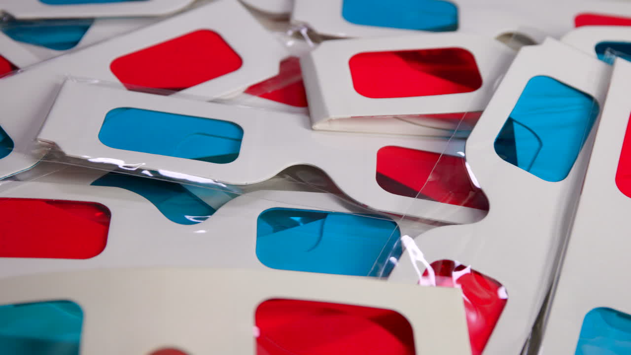 varios vasos de cartón anaglífico 3d de color rojo cian