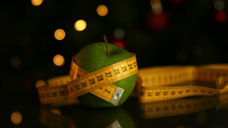 manzana envuelta en cinta métrica