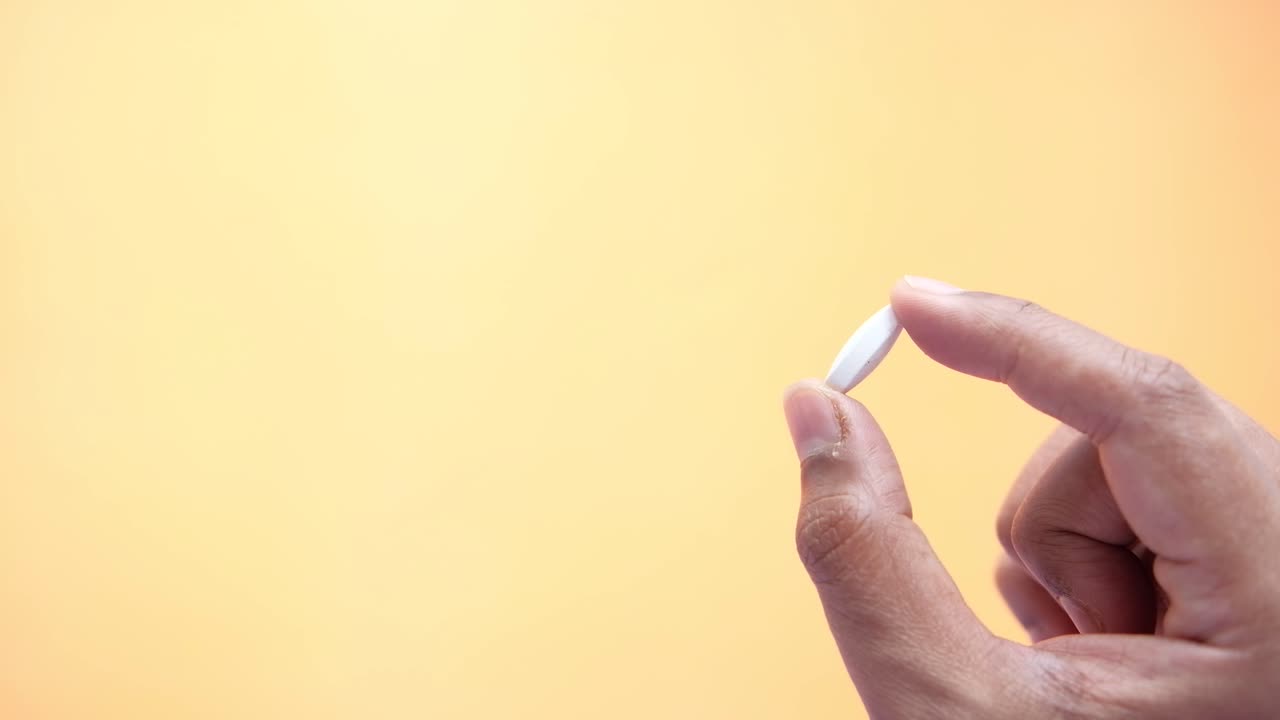 mano sosteniendo una pastilla