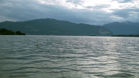 Markierungsbojen-Schwimmen-Im-Lago-Maggiore-Bei-Sonnenuntergang-In-Laveno-Mombello,-Varese,-Italien