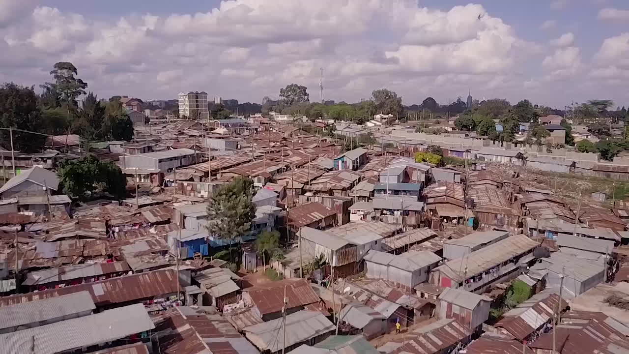 키베라 나이로비 케냐 아프리카의 광대한 인구 과잉 빈민가 위의 놀라운 공중 촬영