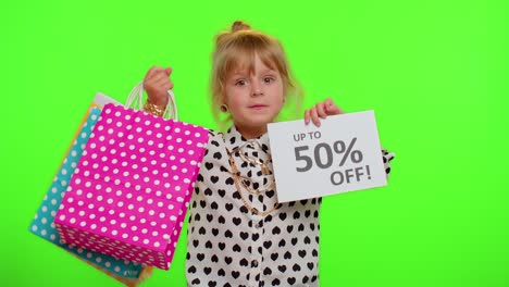 ein süßes kleines mädchen mit einkaufstaschen und einem schild mit der aufschrift bis zu 50% rabatt
