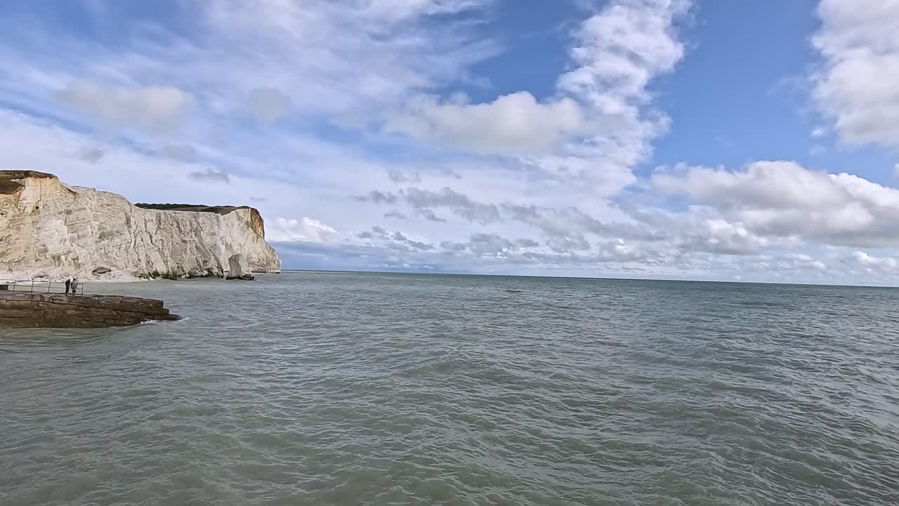 하 절벽과 푸른 하늘 아래의 바다