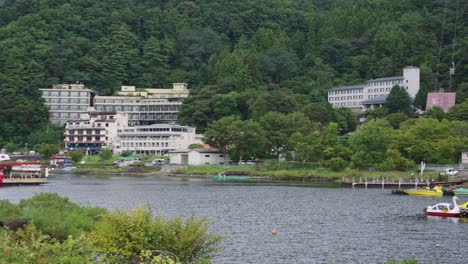 Fuji-Five-Lakes,-Kawaguchiko-Panning-Establishing-Shot