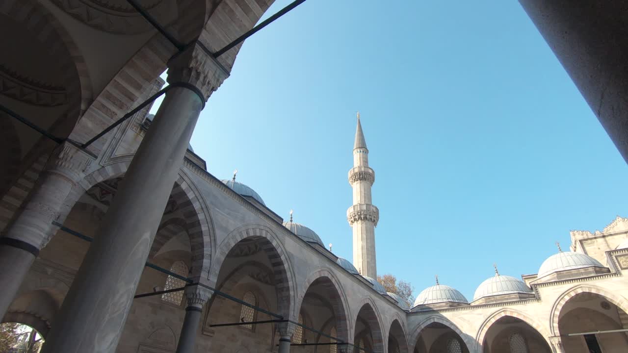 el patio de la mezquita de süleymaniye en estambul, turquía.