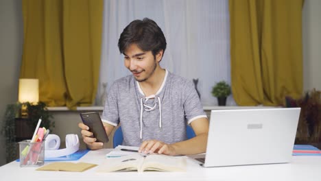 Jubelnder-Männlicher-Student.