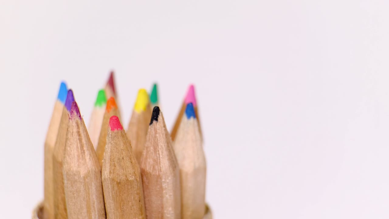 conjunto de lápices de madera multicolores en diferentes colores que giran sobre un fondo blanco. objeto aislado con espacio de copia. concepto de regreso a la escuela.