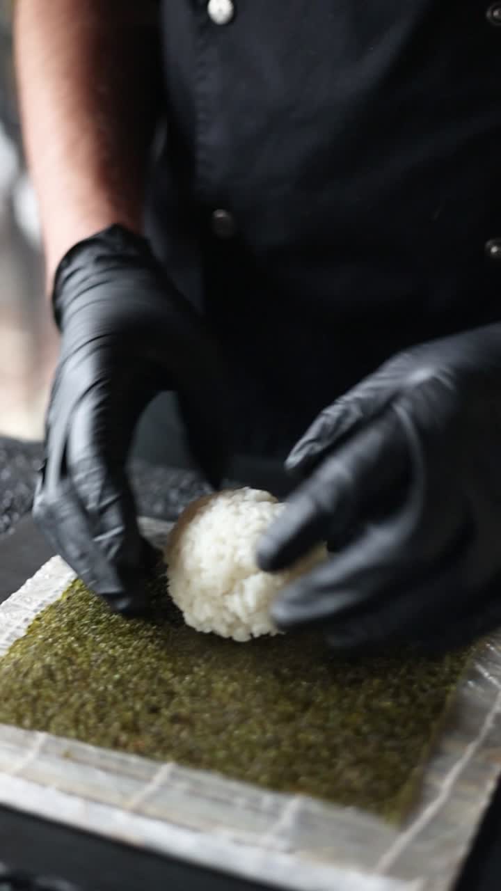 el chef de sushi preparando el nigiri.