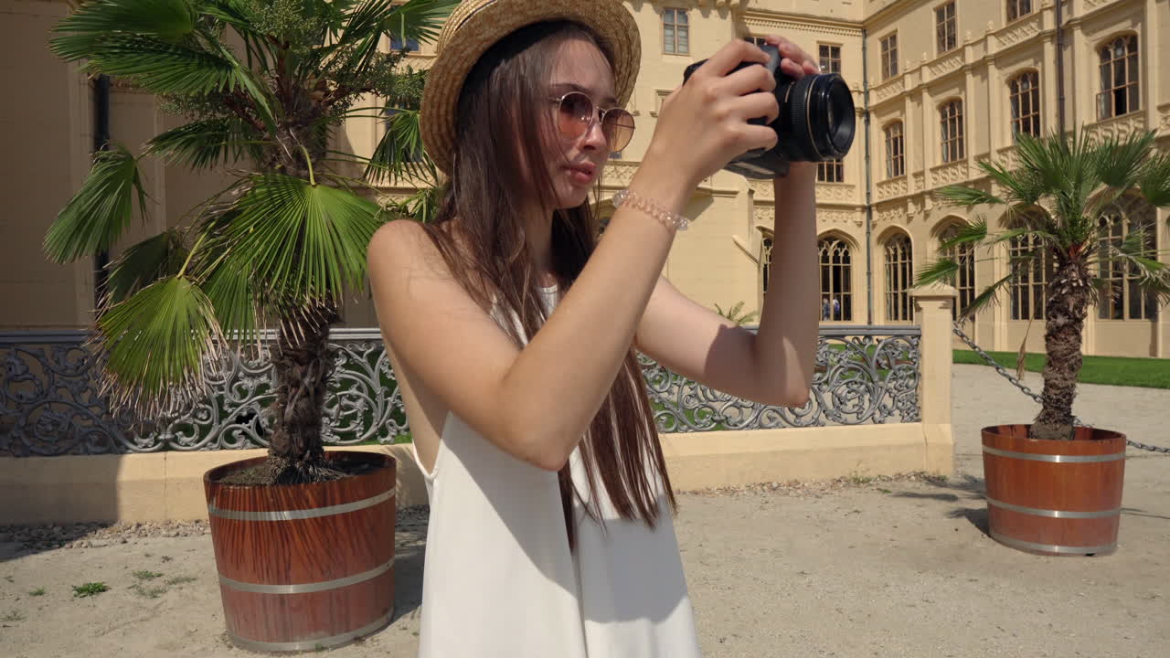 mujer tomando fotos en un castillo