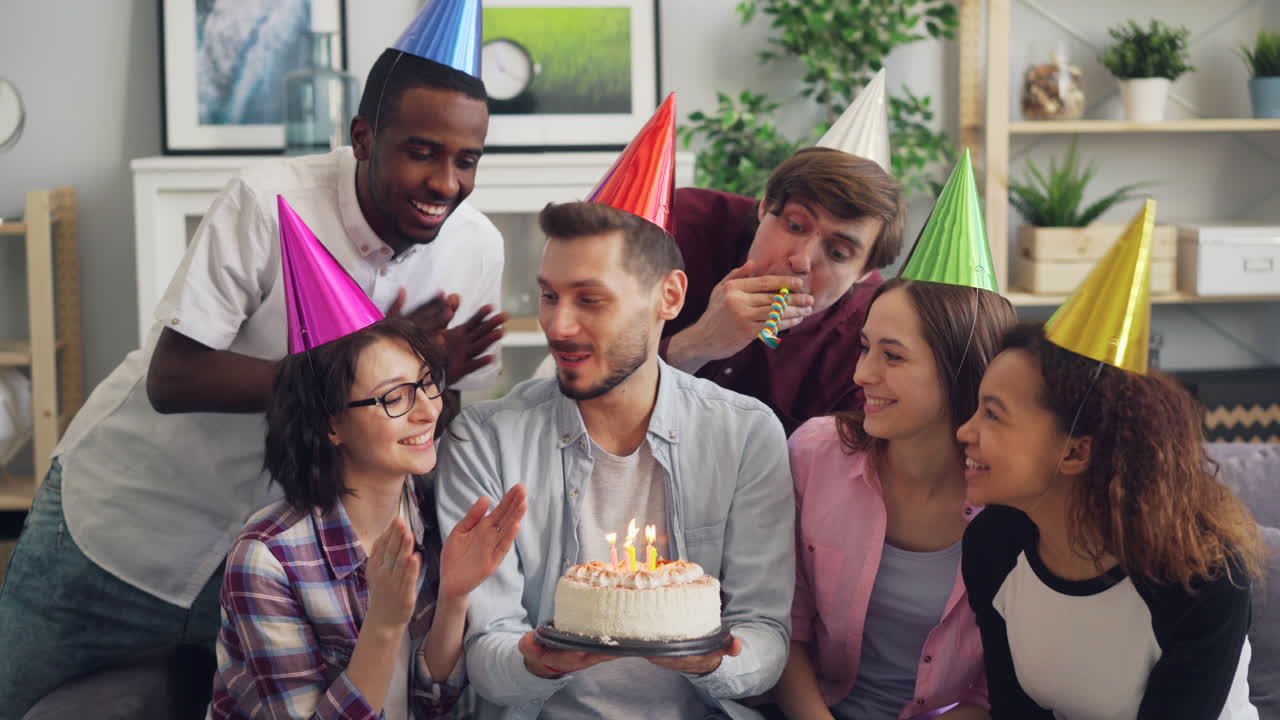 amigos celebrando un cumpleaños