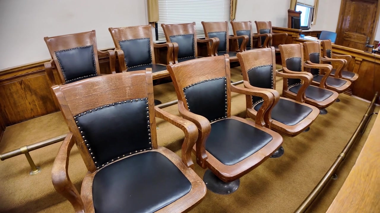 Posti della giuria in un'aula di tribunale nello storico Palazzo di Giustizia della Contea di Hocking