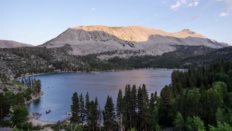 Luna-Llena-Ascendiendo-Sobre-El-Lago-Rock-Creek-En-La-Sierra-Oriental-De-Las-Montañas-En-El-Bosque-Nacional-Inyo,-Cerca-De-Bishop-California