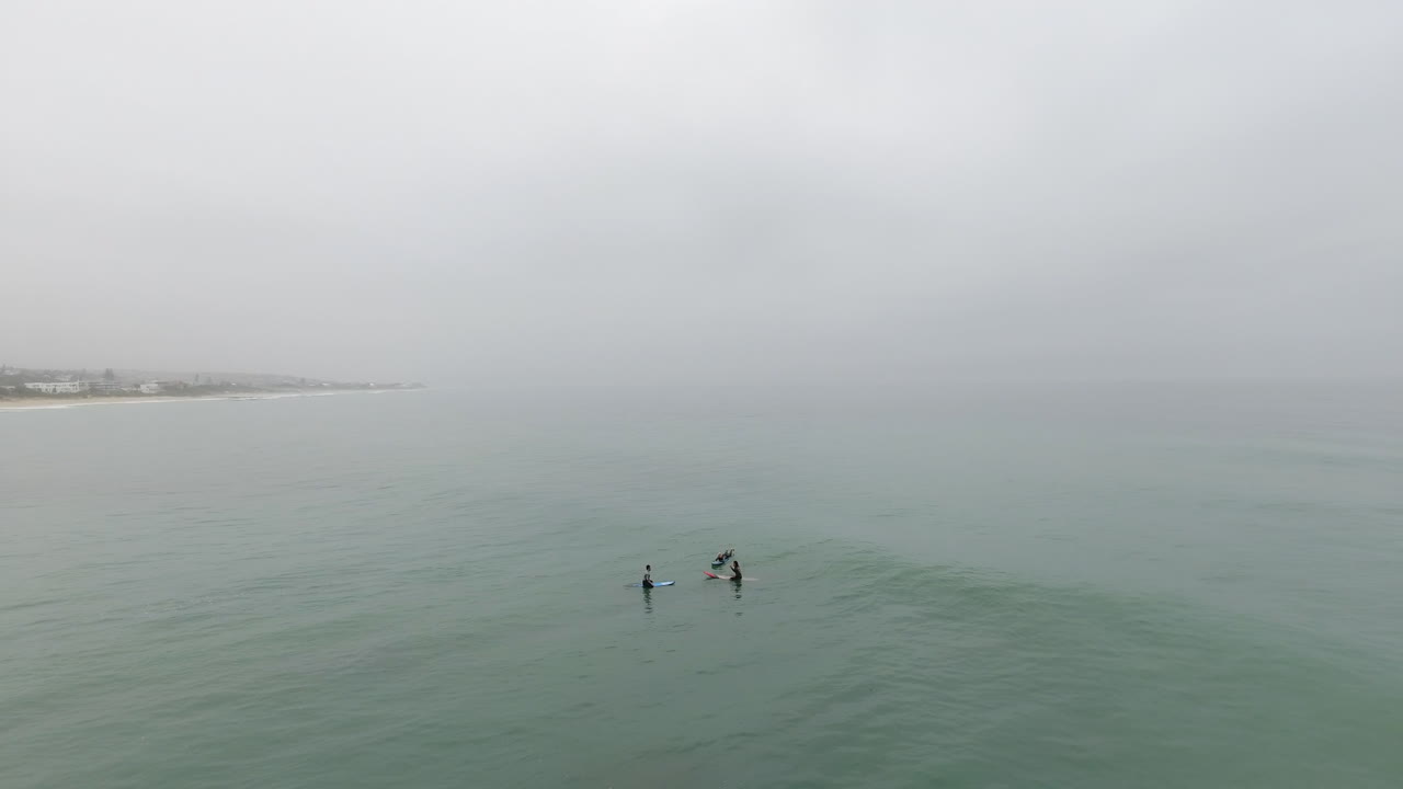 남아프리카의 이국적인 해안을 따라 서핑하는 서퍼들의 공중