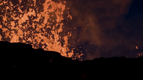 erupcja wulkanu litli hrutur z roztopioną magmą z krateru, islandia