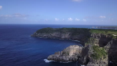 Vista-Aérea-De-Altos-Acantilados-Marinos-Erosionados-Y-Escarpados