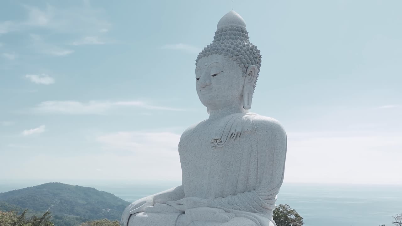 imágenes de drones del gran buda de phuket, una imponente estatua de mármol blanco que se encuentra en la cima de la colina nakkerd, ofreciendo vistas panorámicas de la isla y una atmósfera pacífica