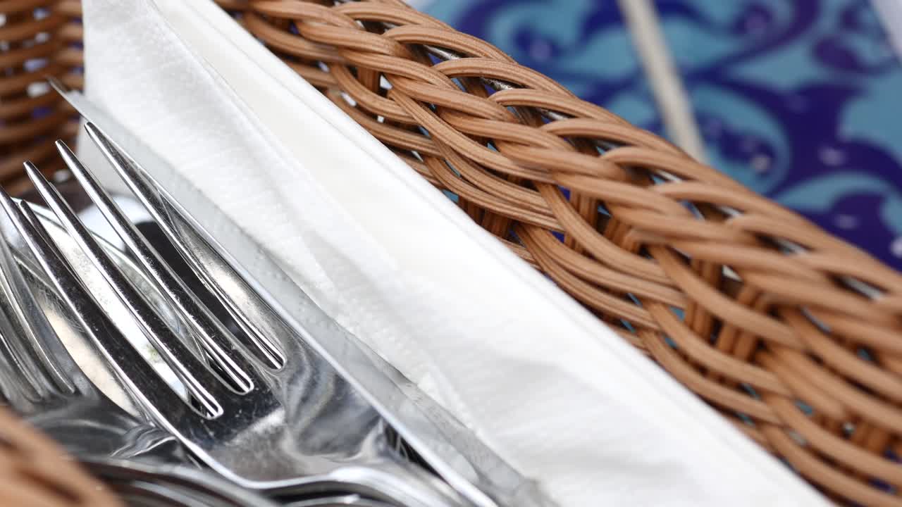 cubiertos en el plato sobre un fondo de madera de cerca