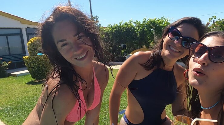 POV di una ragazza felice in bikini che registra un video con le amiche mentre bevono bevande.