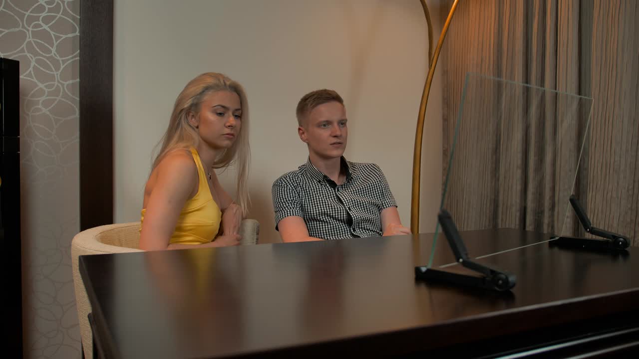 젊은 부부는 투명한 유리 인포그래픽 디스플레이를 보고 있습니다.