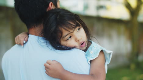 Sonriente-Linda-Hija-Asiática-En-Brazos-De-Su-Padre-Al-Aire-Libre